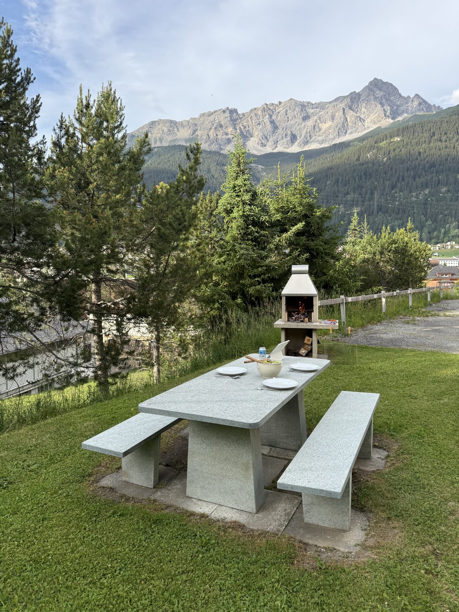 Grillabend an der Feuerstelle mit Bergpanorama